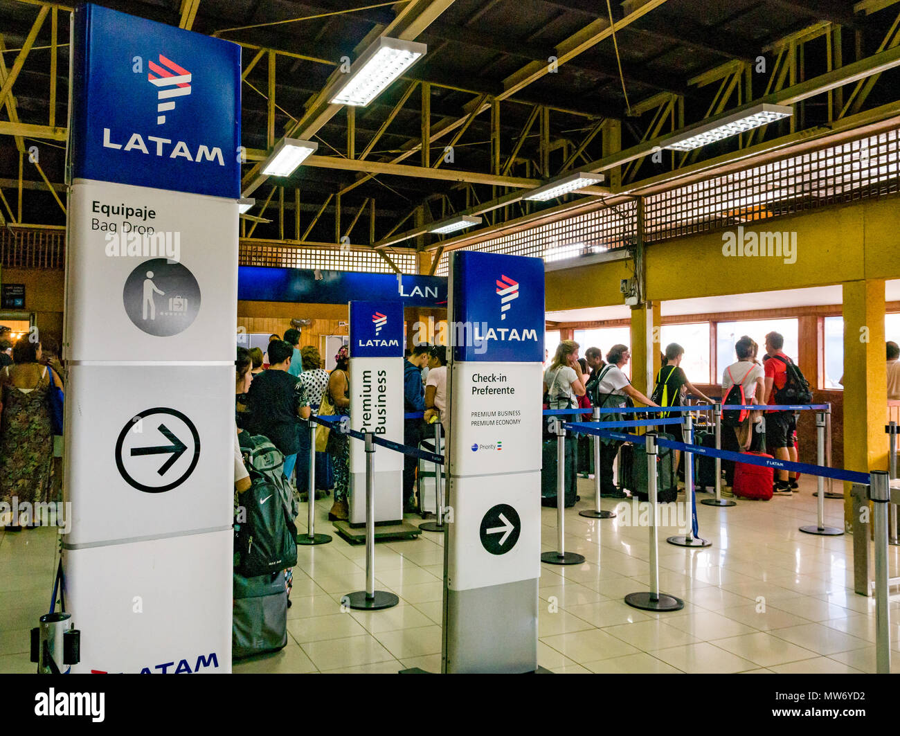 Le persone in fila al LATAM banchi check-in presso Mataveri International Airport in pista, l'isola di pasqua, Cile Foto Stock