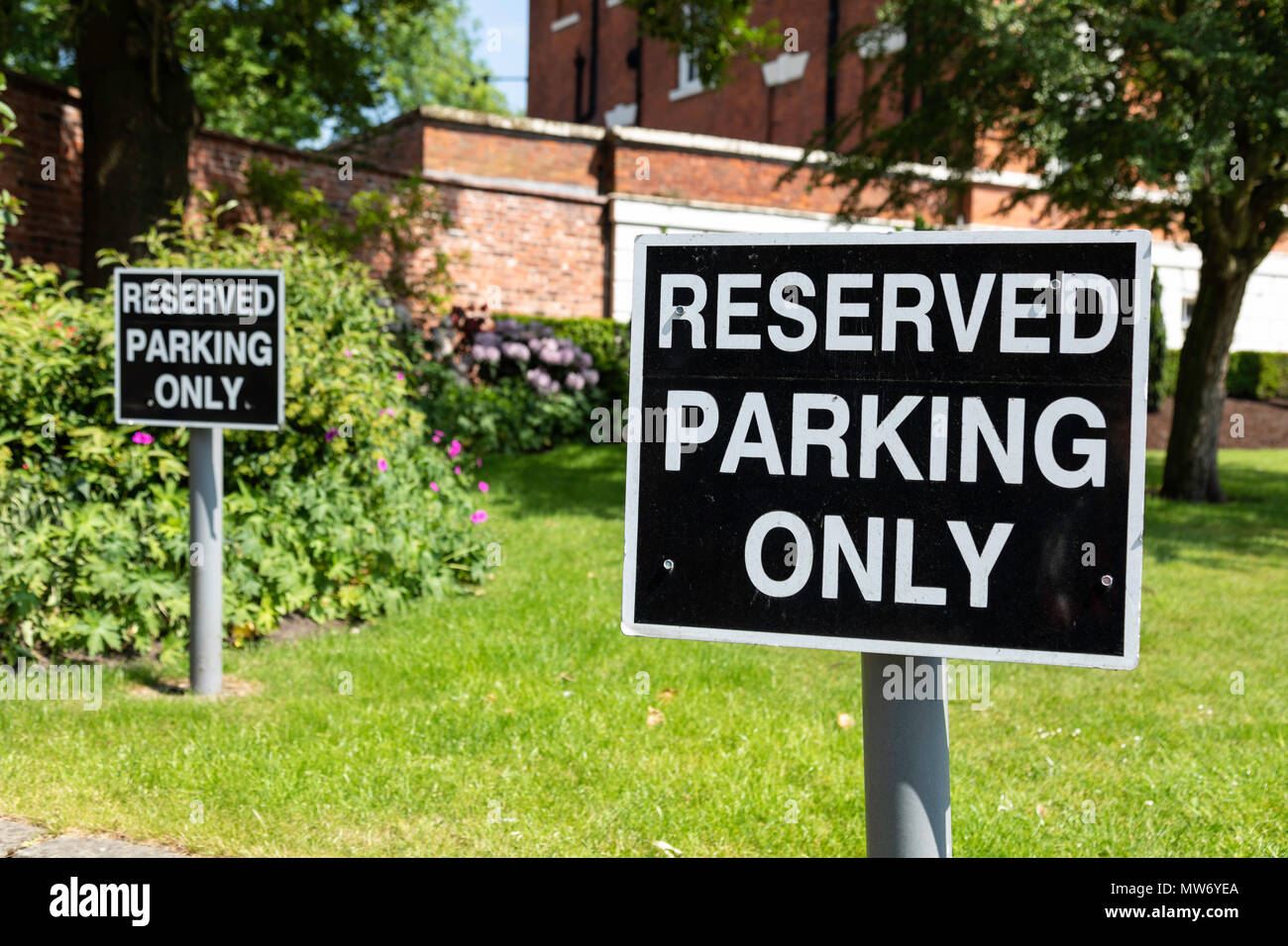 Due in bianco e nero di parcheggio riservato soltanto segni si trova a Warrington Town Hall Bank Park Warrington Cheshire Maggio 2018 Foto Stock