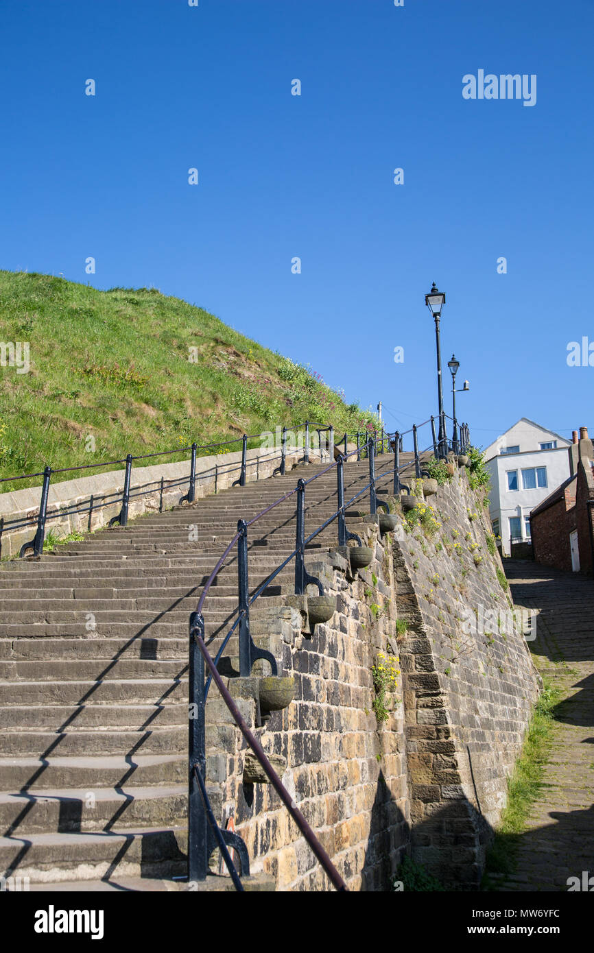 La 199 passi a Whitby che portano fino a Whitby Abbey nello Yorkshire Regno Unito Foto Stock