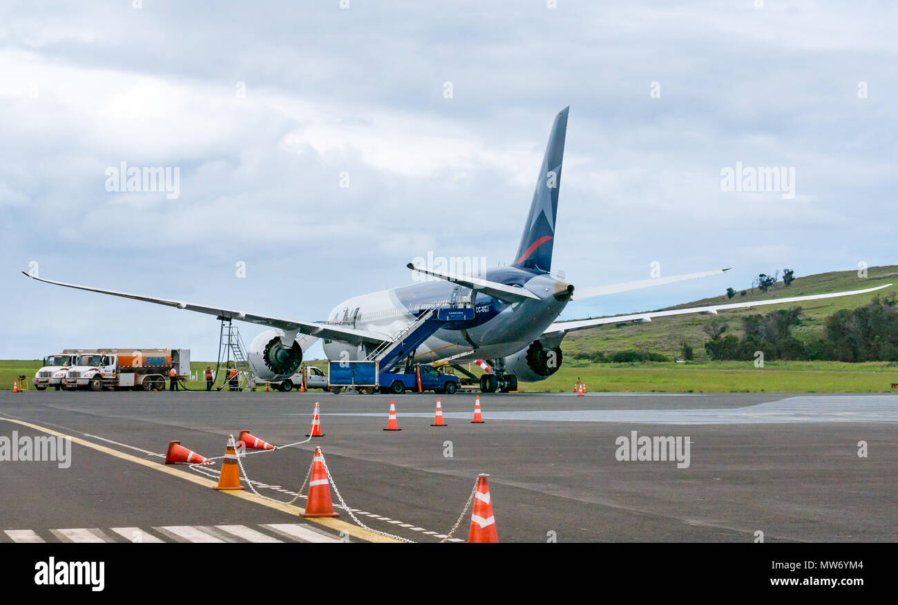 Compagnia aerea LATAM Dreamliner Boeing 787 su airport grembiule durante tempo piovoso a Mataveri International Airport in pista, l'isola di pasqua, Cile Foto Stock