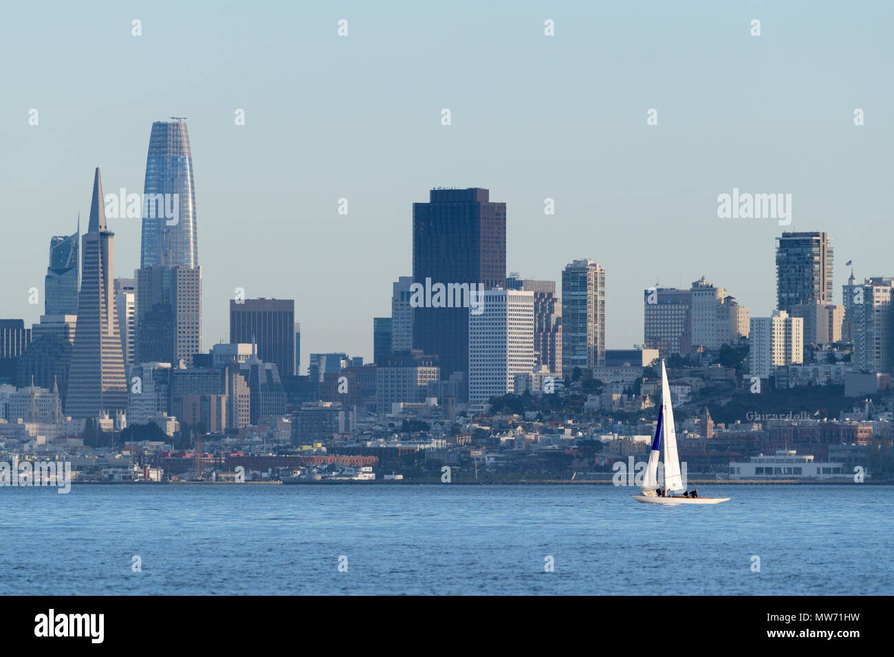 Skyline di San Francisco come si vede dall'acqua con barca a vela. Foto Stock