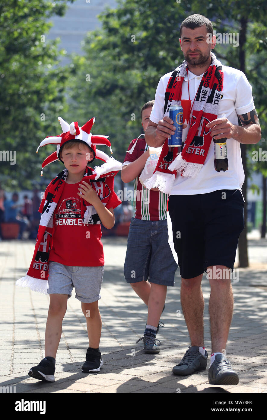 Exeter fan fare il loro modo per lo stadio prima della partita Foto Stock