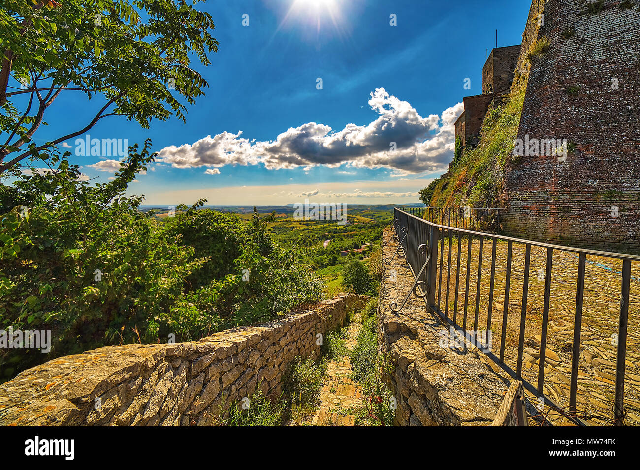 Vista vertiginosa della Romagna campagna al mare da un antico in pietra a piedi del castello Foto Stock