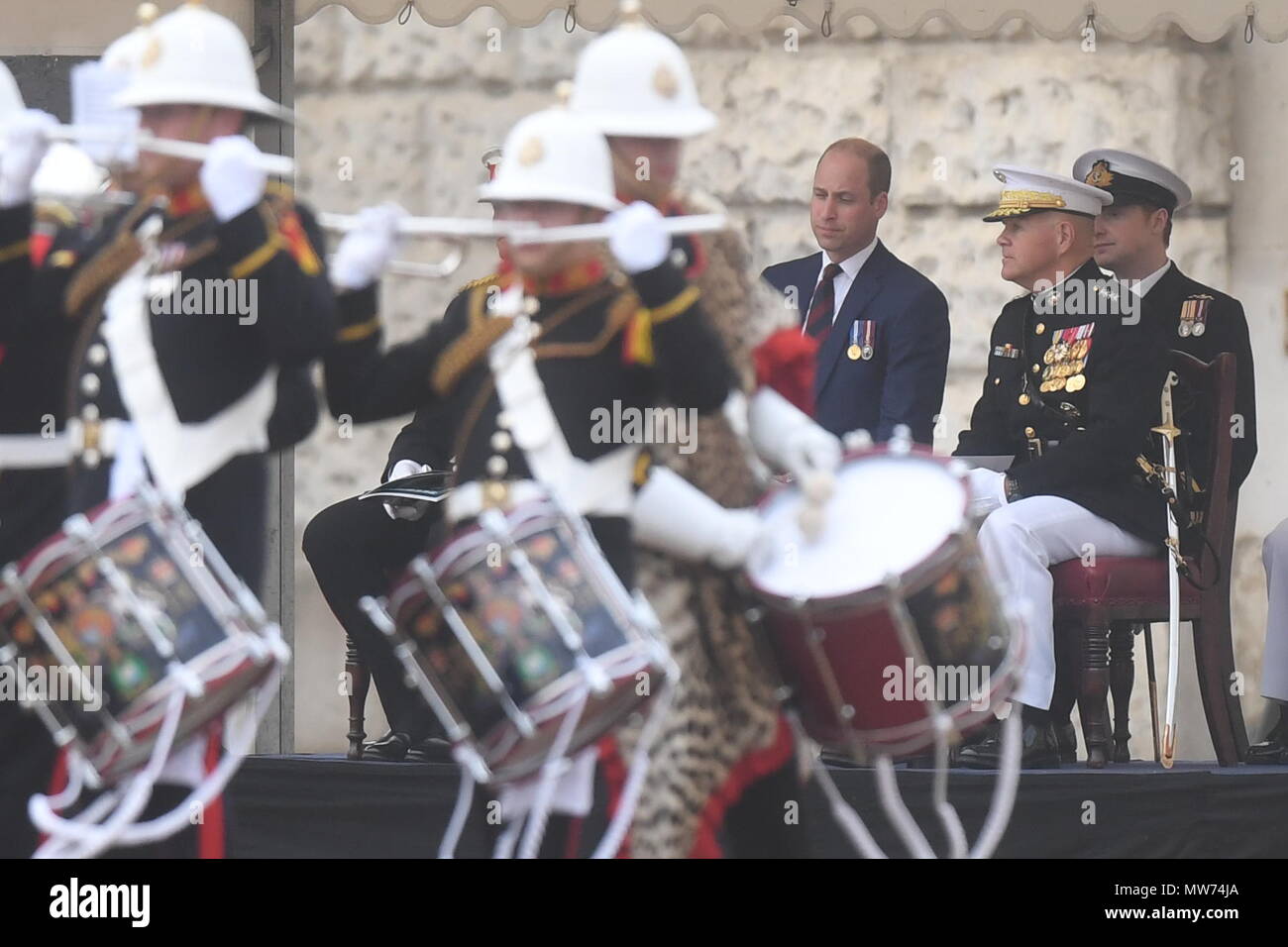 Il Duca di Cambridge durante la cerimonia del ritiro di battitura eseguita dall'ammassato bande dei Royal Marines presso la sfilata delle Guardie a Cavallo, Whitehall, Londra. Foto Stock