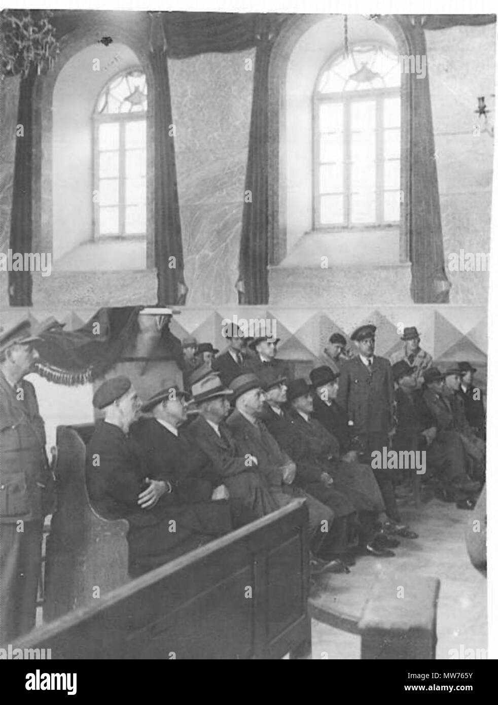 . Inglese: Comitato anglo-americano di inchiesta presso la Sinagoga Hurva nel quartiere ebraico della città vecchia di Gerusalemme עברית: ועדת החקירה האנגלו-אמריקאית לענייני ארץ ישראל בבית הכנסת החורבה ברובע היהודי בירושלים . 1946. Questo file è privo di informazioni sull'autore. 46 Comitato anglo-americana presso la Sinagoga Hurva Foto Stock