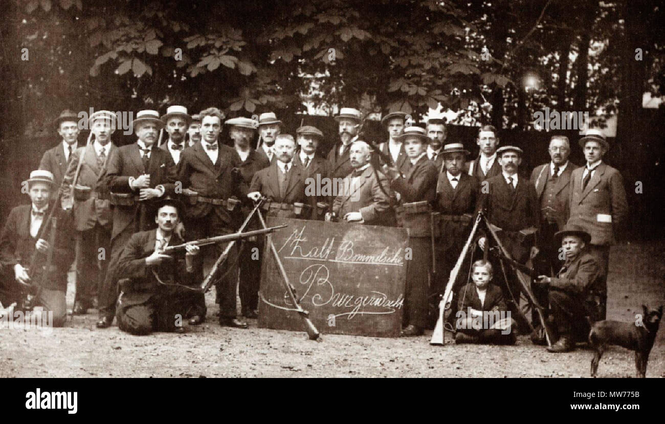 . Inglese: Guardia civile di Zaltbommel . circa 1920. Fotografo sconosciuto 213 Foto van Louis van Boort met de Burgerwacht. Maarten van Rossummuseum Foto Stock