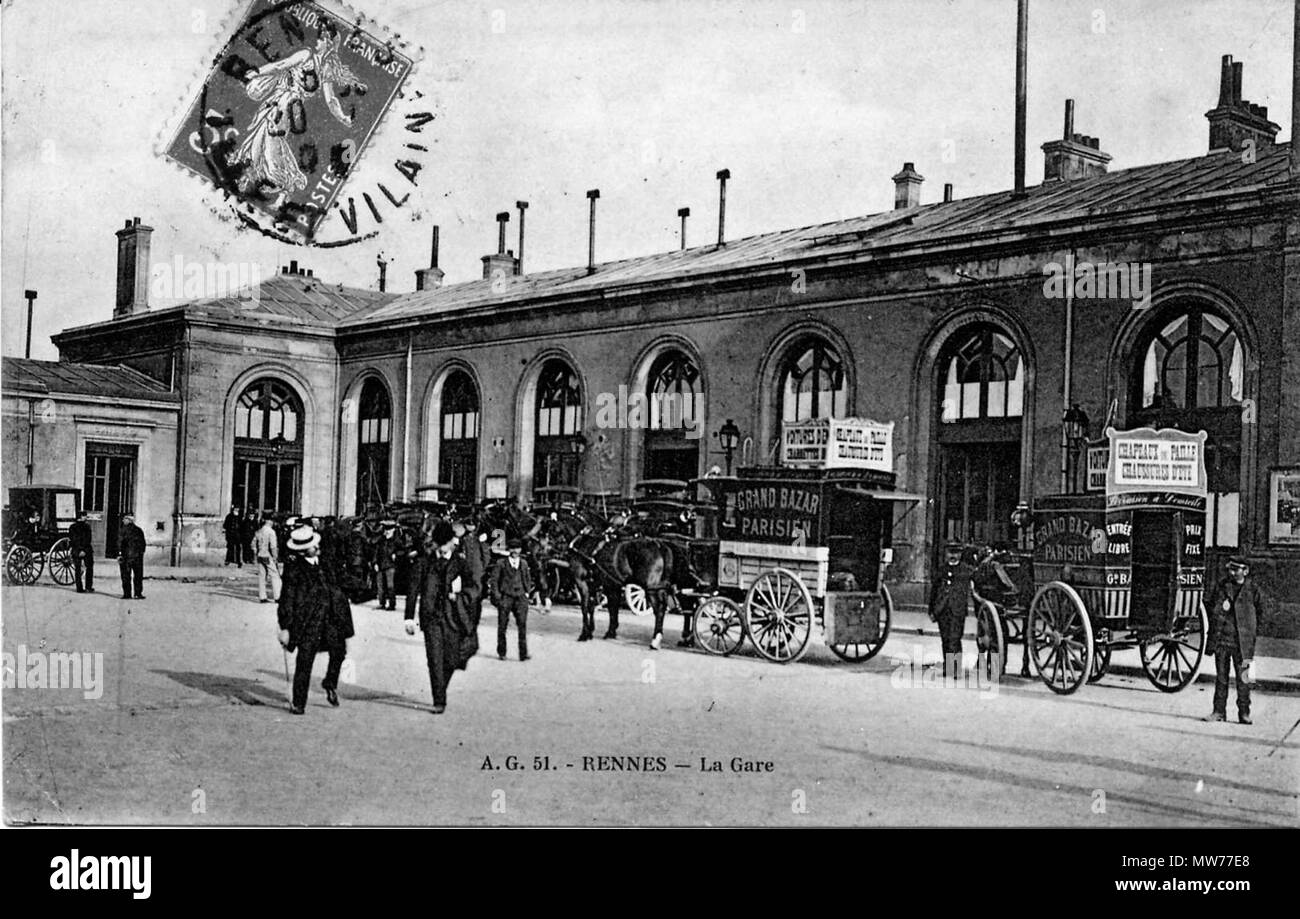 . Français : Gare de Rennes, debutto xxo siècle . Français : Carte postale de la gare de Rennes : vue du bâtiment de la gare et d'une partie de la cour des voyageurs (angolo sud-est) avec deux fiacres au secondo piano. Archives municipales de Rennes, 100 Fi 13. . Debutto xxo siècle. 3 sconosciuto 100Fi13 Rennes La Gare Foto Stock