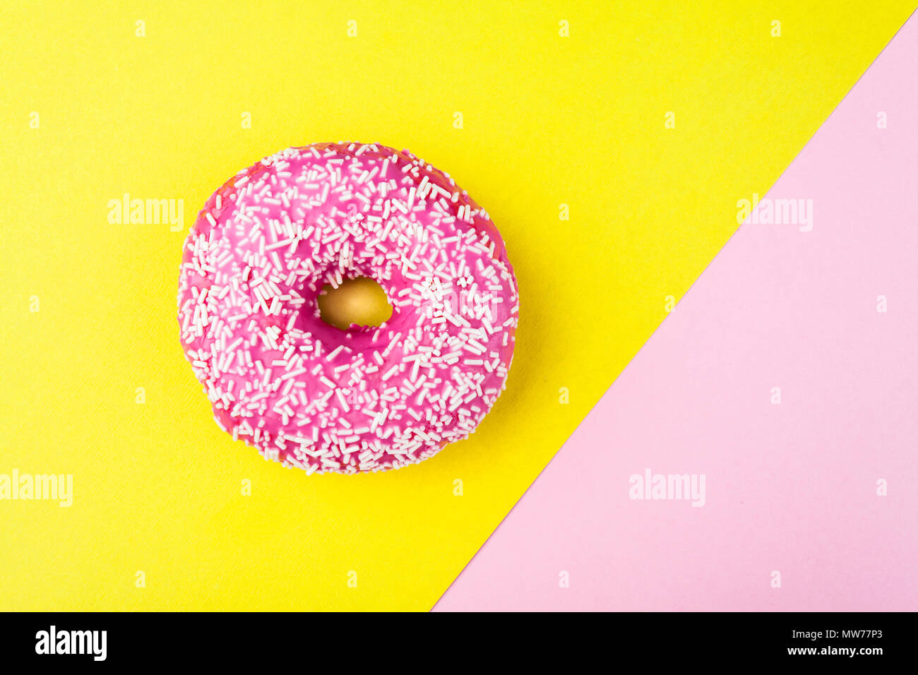 Una gustosa ciambella con topping Foto Stock