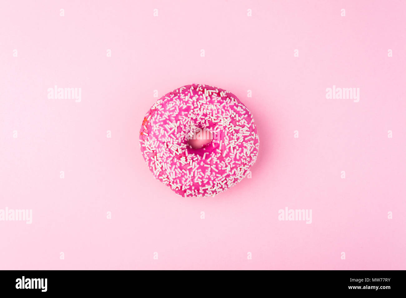 Rosa ciambella smaltata rosa su sfondo pastello Foto Stock