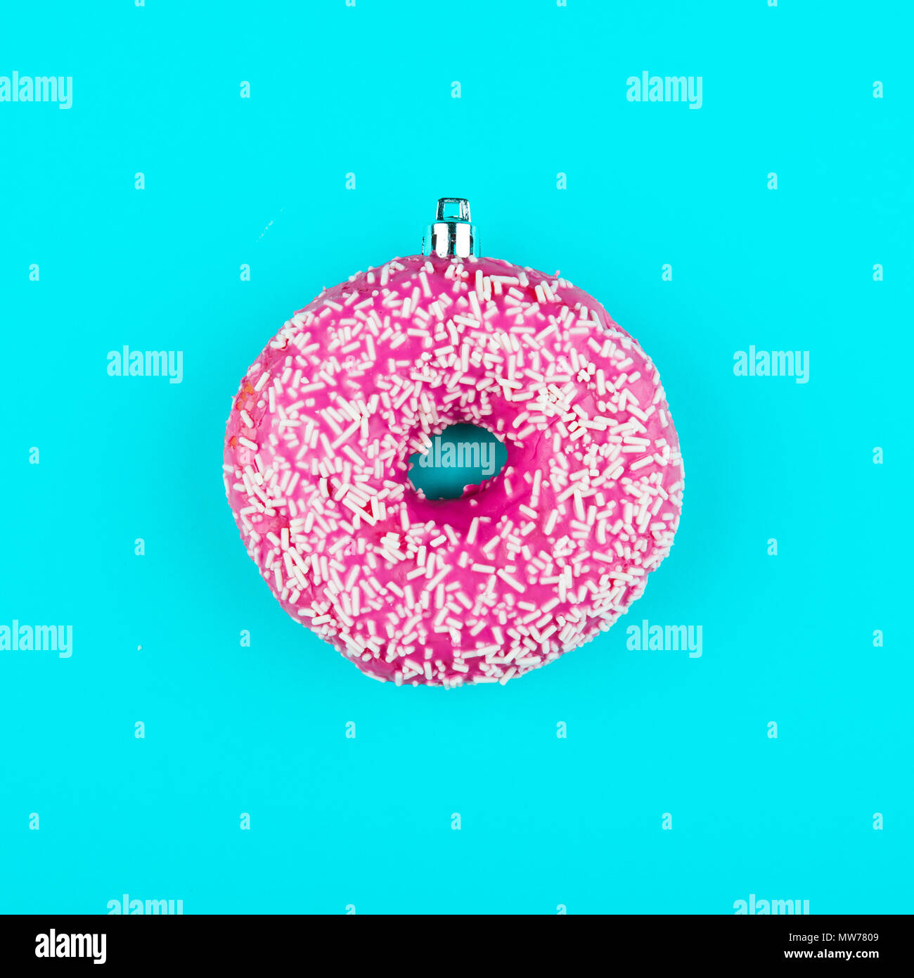 Pallina di natale decorazione fatta di ciambella rosa Foto Stock