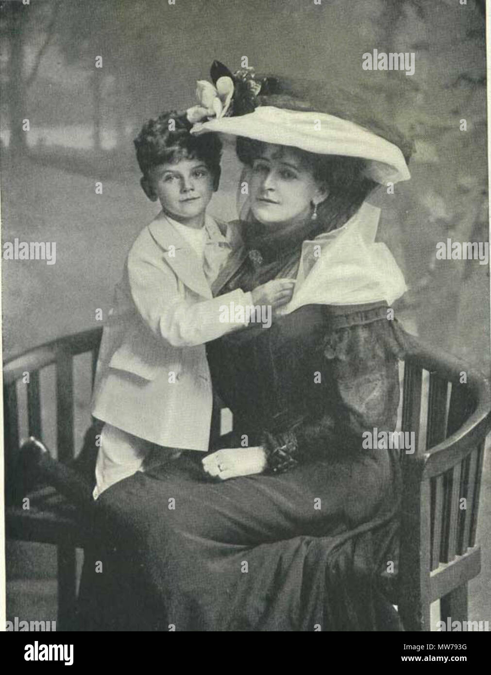 . Inglese: Ritratto di Francesca Evelyn Daisy Greville, contessa di Warwick, con suo figlio Maynard Greville (1898-1960) avuti da Joseph Laycock . 1906. Lafayette, Londra 12 Contessa WarwickSon1906 Foto Stock