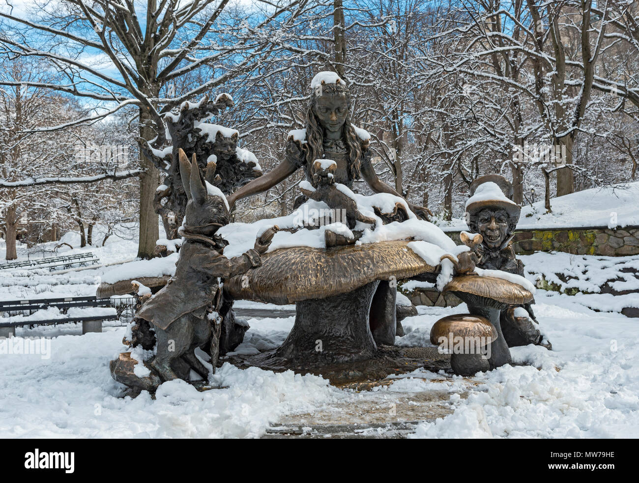 Alice nel Paese delle Meraviglie Margaret Delacorte Memorial Sculpture a Central Park in inverno, New York City, Stati Uniti d'America Foto Stock