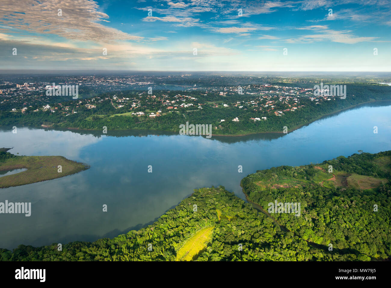 Vista aerea del Fiume Parana sul confine del Paraguay e Brasile Foto Stock