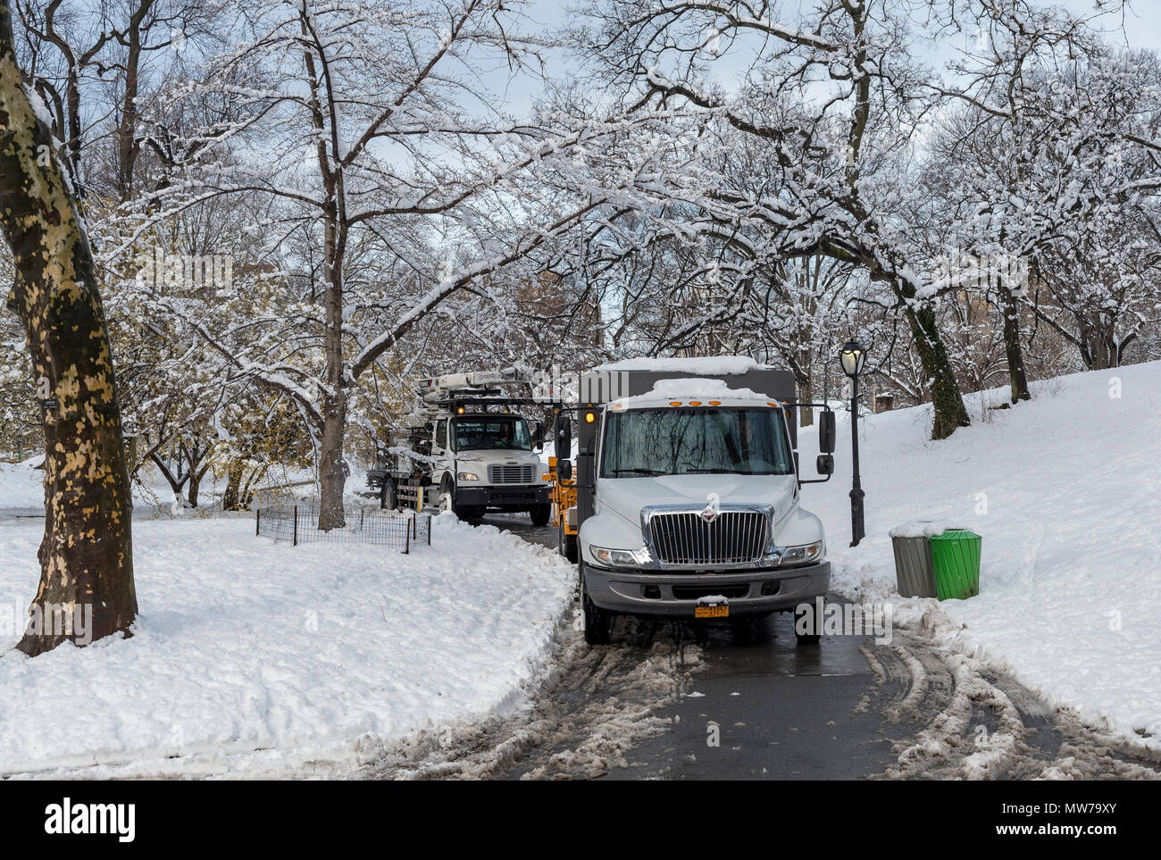 Rimozione della neve camion nel Central Park in inverno, New York City, Stati Uniti d'America Foto Stock