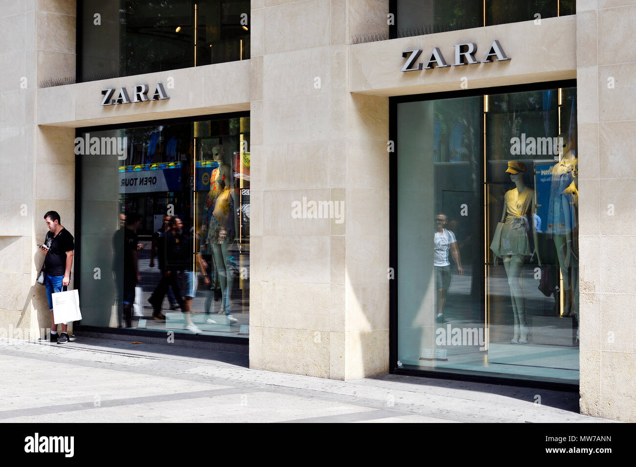 Zara Store su les Champs Elysées - Parigi - Francia Foto Stock