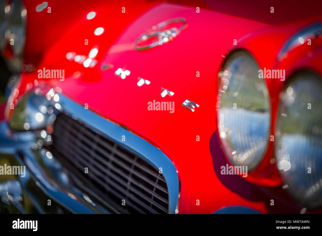 Bokeh di fondo le immagini di un 1962 Chevrolet Corvette in un classico auto show. Foto Stock