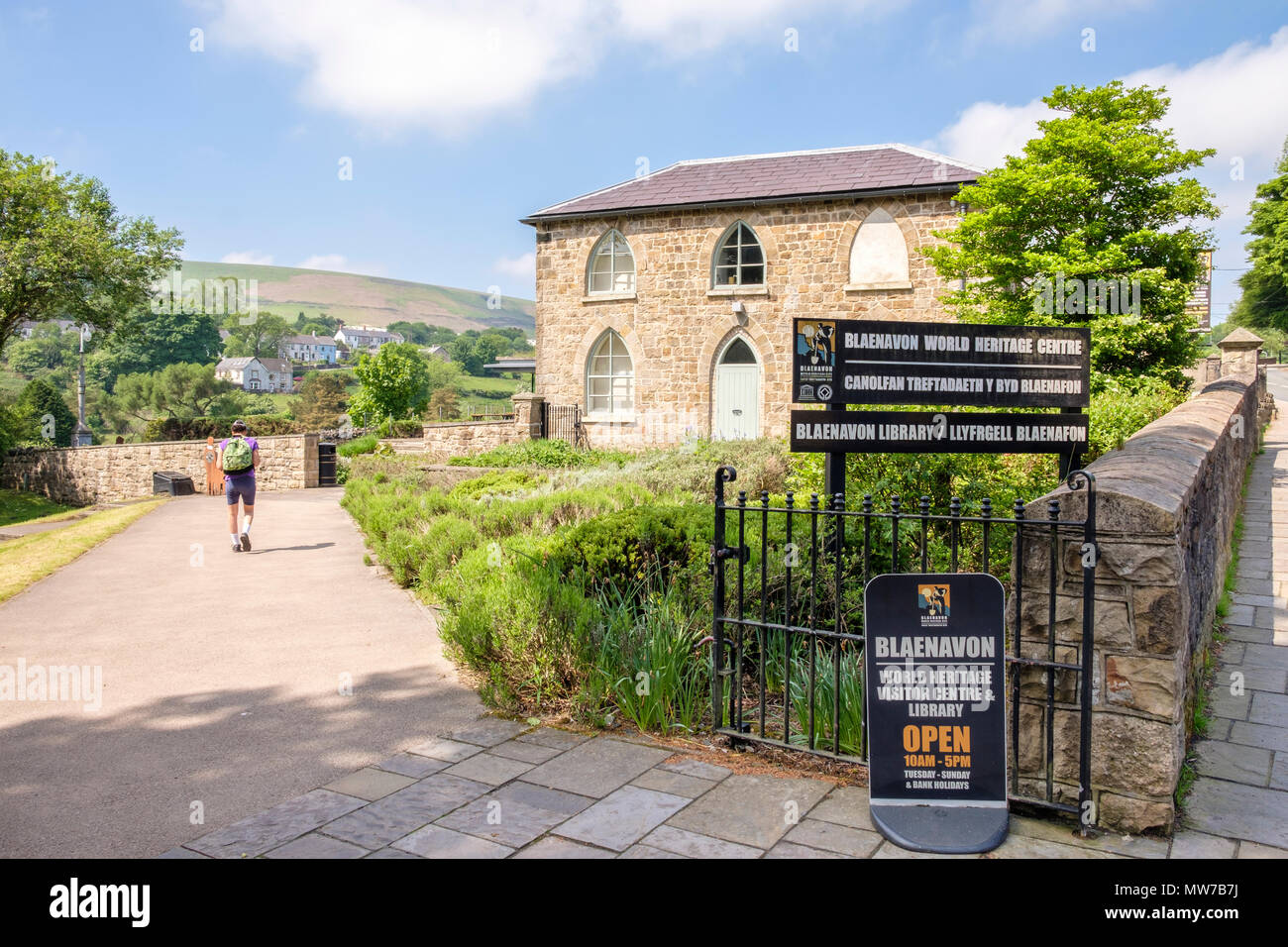 Visitatore all'entrata del Blaenavon Patrimonio Mondiale Visitor Center, Blaenavon, Gwent, Galles GB, Regno Unito Foto Stock