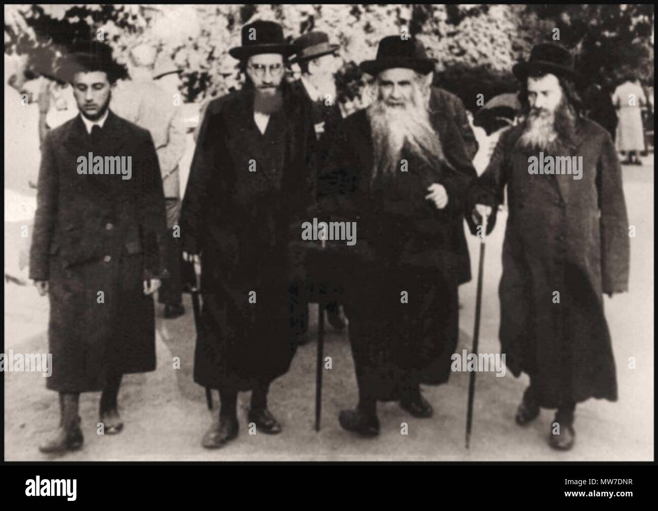 . Inglese: La Aleksander rebbe la Akeidas Yitzchak, camminando con i suoi figli e i suoi studenti in Marienbad. 11 agosto 1937. 36 sconosciuto AlexanderRebbe-620x439 Foto Stock