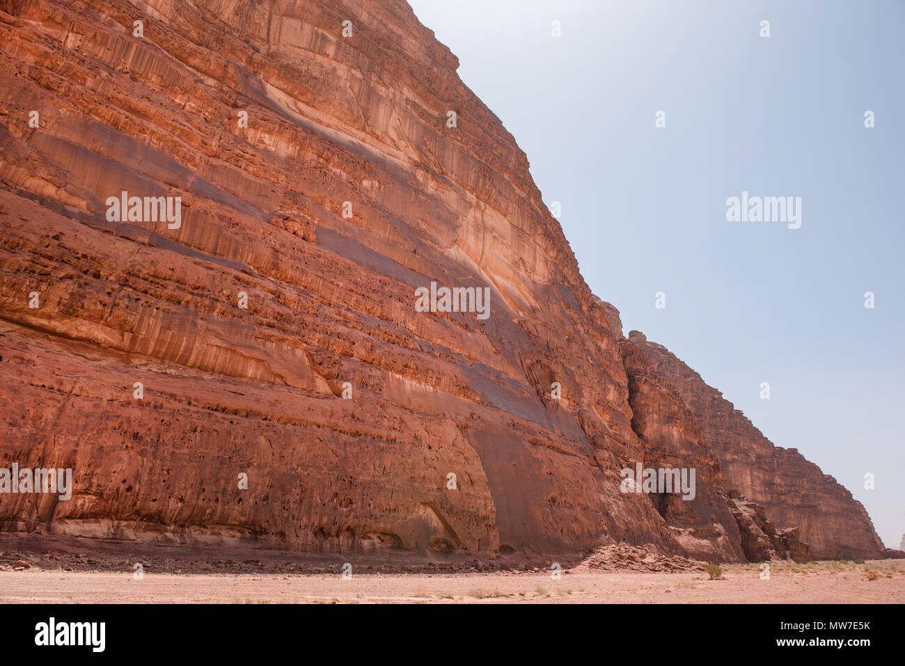 Anfashieh iscrizioni preistoriche e petroglyps su un muro di pietra. Arte rupestre raffigurante una carovana di cammelli da Nabatean e periodo Thamudic a Wadi Ru Foto Stock