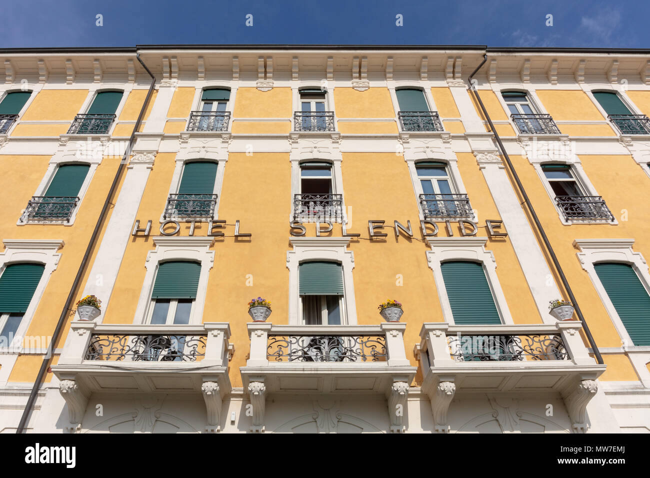 Bellagio, Italia; 19 maggio 2018; vista verso l'alto della facciata dell'Hotel Splendide Foto Stock