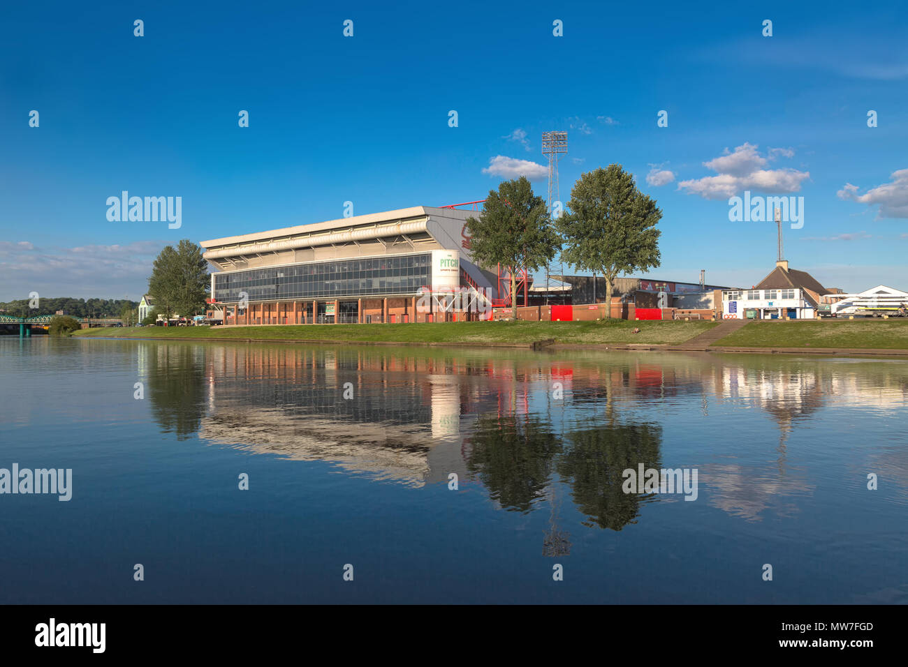La massa della città è il Nottingham Forest football Stadium di West Bridgford, Nottinghamshire, Inghilterra, sulle rive del fiume Trent. Foto Stock