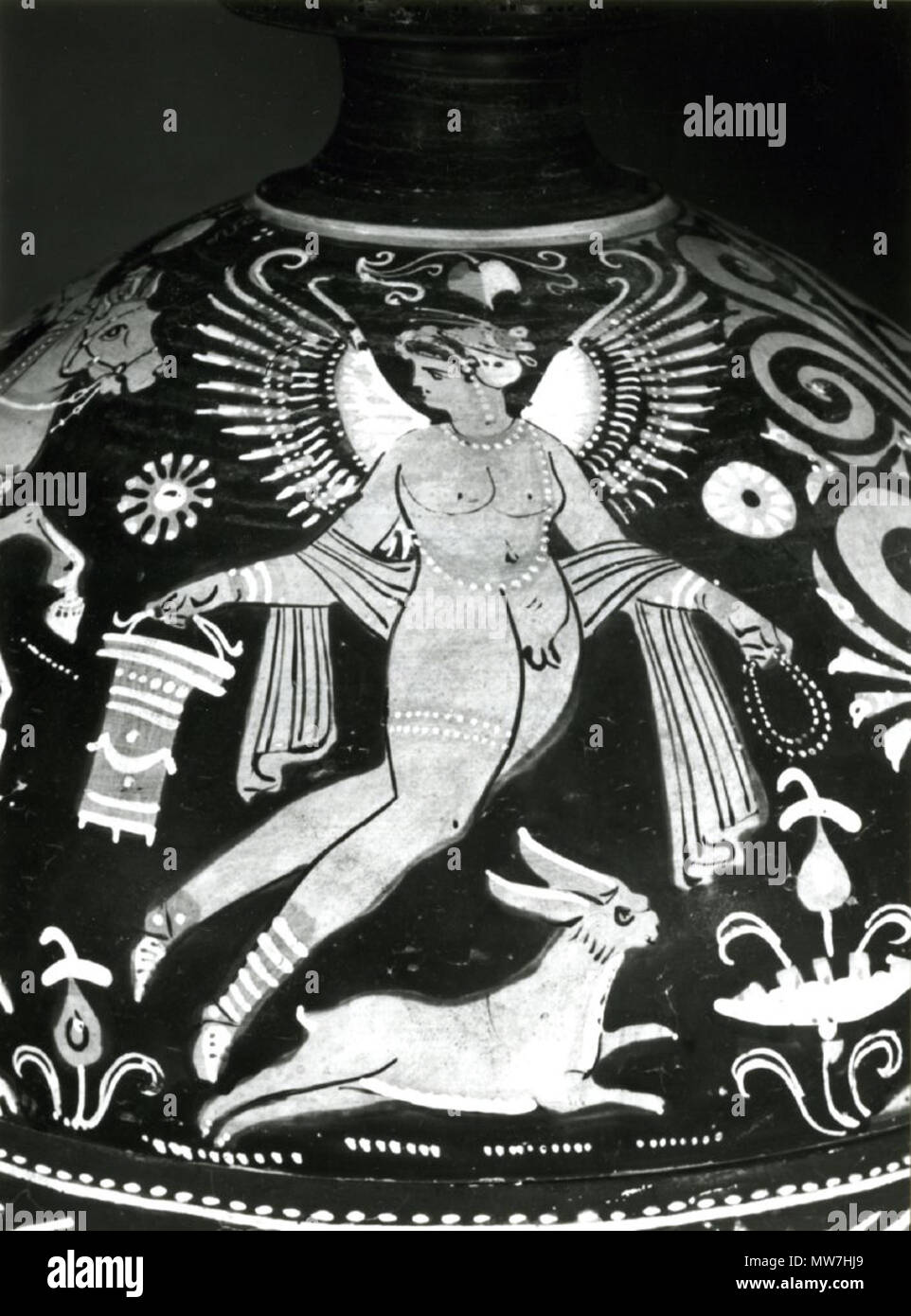 . Inglese: ceramiche: rosso pugliese figurato globulare pyxis. Nella parte anteriore è Eros volare a sinistra, guardando indietro; il suo pelo è legato con un filetto, e indossa un opisthosphendone, orecchini, collane, bracciali, una fila di perle intorno al suo corpo e un altro giro la sua coscia sinistra, anklet sulla gamba sinistra e sandali; panneggi passa sopra le sue braccia dietro il suo corpo. Le sue ali sono riccamente contrassegnati in bianco e giallo; nella mano destra tiene una corona, e nella sinistra una situla, intorno al quale una tenia è legato; sotto di lui è una lepre in esecuzione a sinistra. Nel campo sono numerose piante, fiori e rosoni, e sul retro di una lar Foto Stock