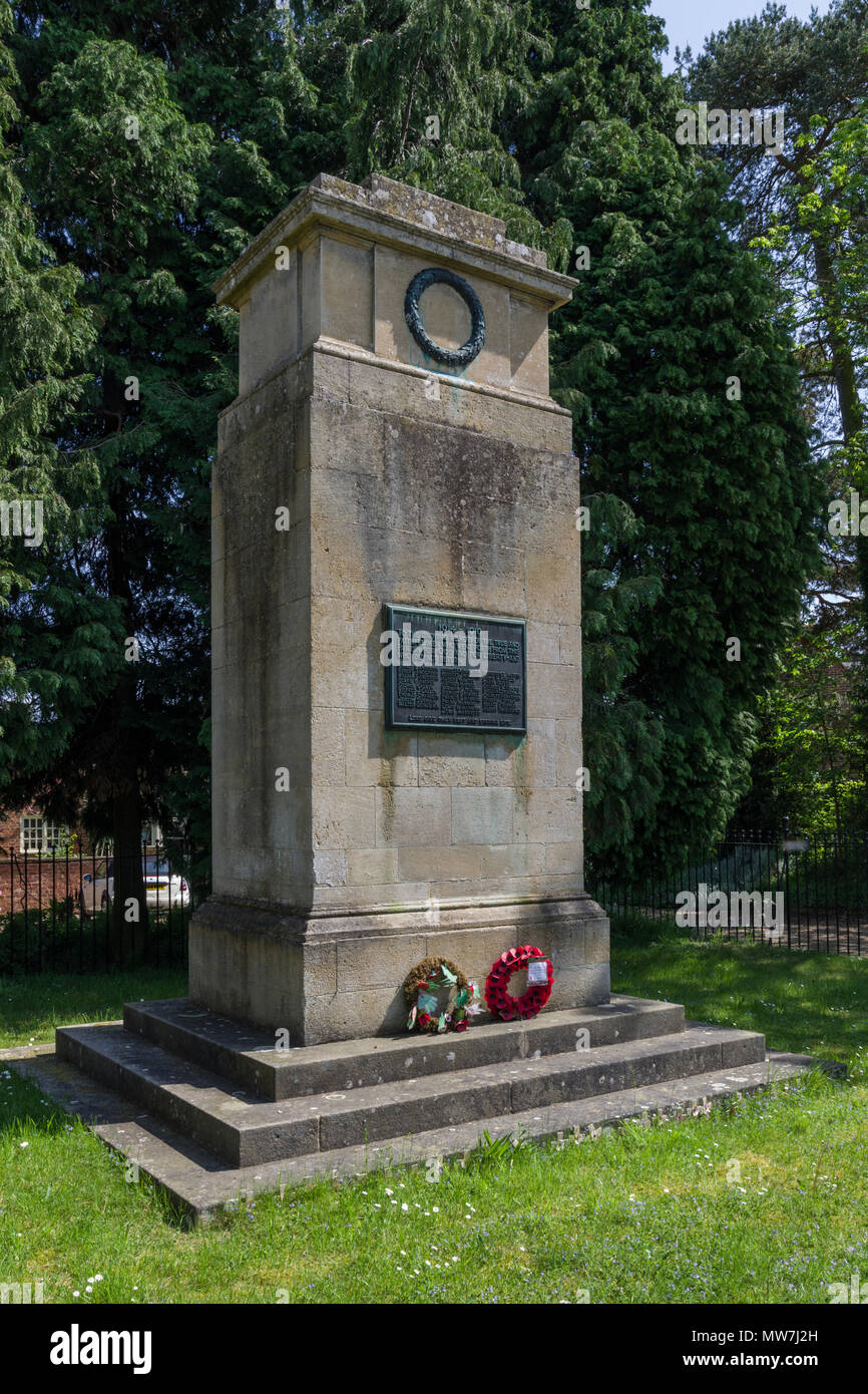 Memoriale di guerra per i morti di WW1 nel villaggio di grande Brington, Northamptonshire; costruito nel 1921 da Weldon pietra nella forma di un cenotafio Foto Stock