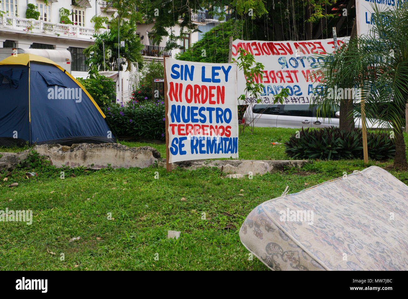 PANAMA CITY, Panama - 20 Aprile 2018: vista cartelli di fronte agli edifici del Casco Viejo lamentandosi dei diritti di Panama goberment nel quartiere storico Foto Stock