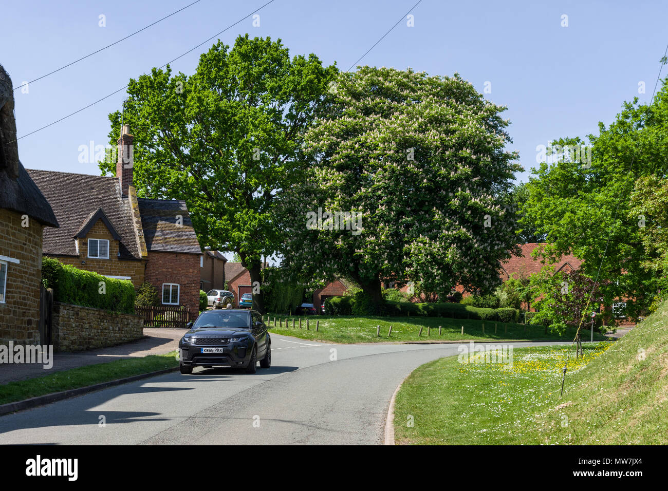 Scena di strada nella graziosa Northamptonshire village di grande Brington, REGNO UNITO Foto Stock