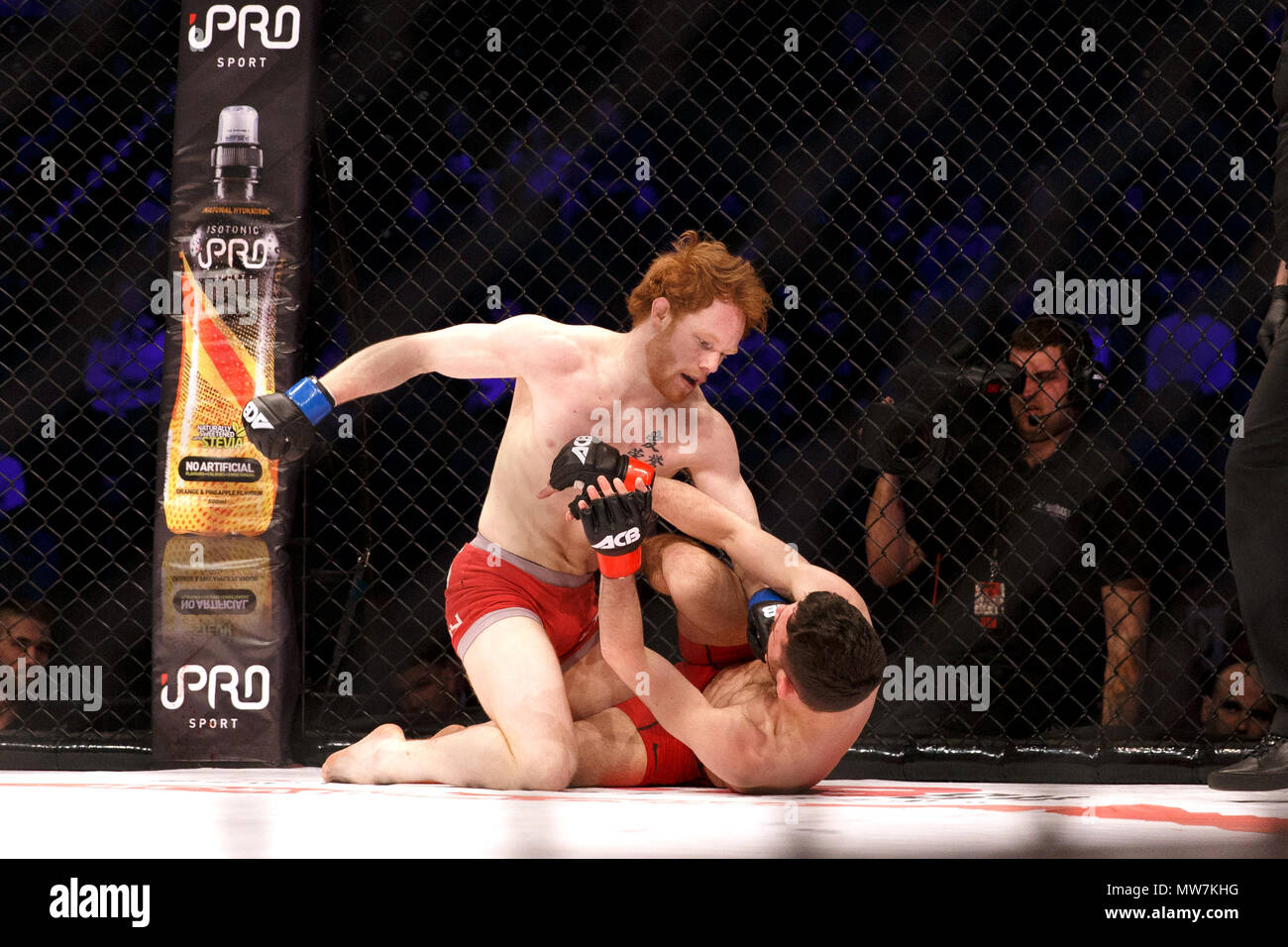 Mixed Martial artista Connor Hignet (sinistra) terre punzoni su Aaron Aby durante un concorso catchweight a ACB 54 in Manchester, UK. Aby ha vinto dopo tre tornate dalla decisione di split. Campionato assoluto Berkut, arti marziali miste, MMA. Foto Stock