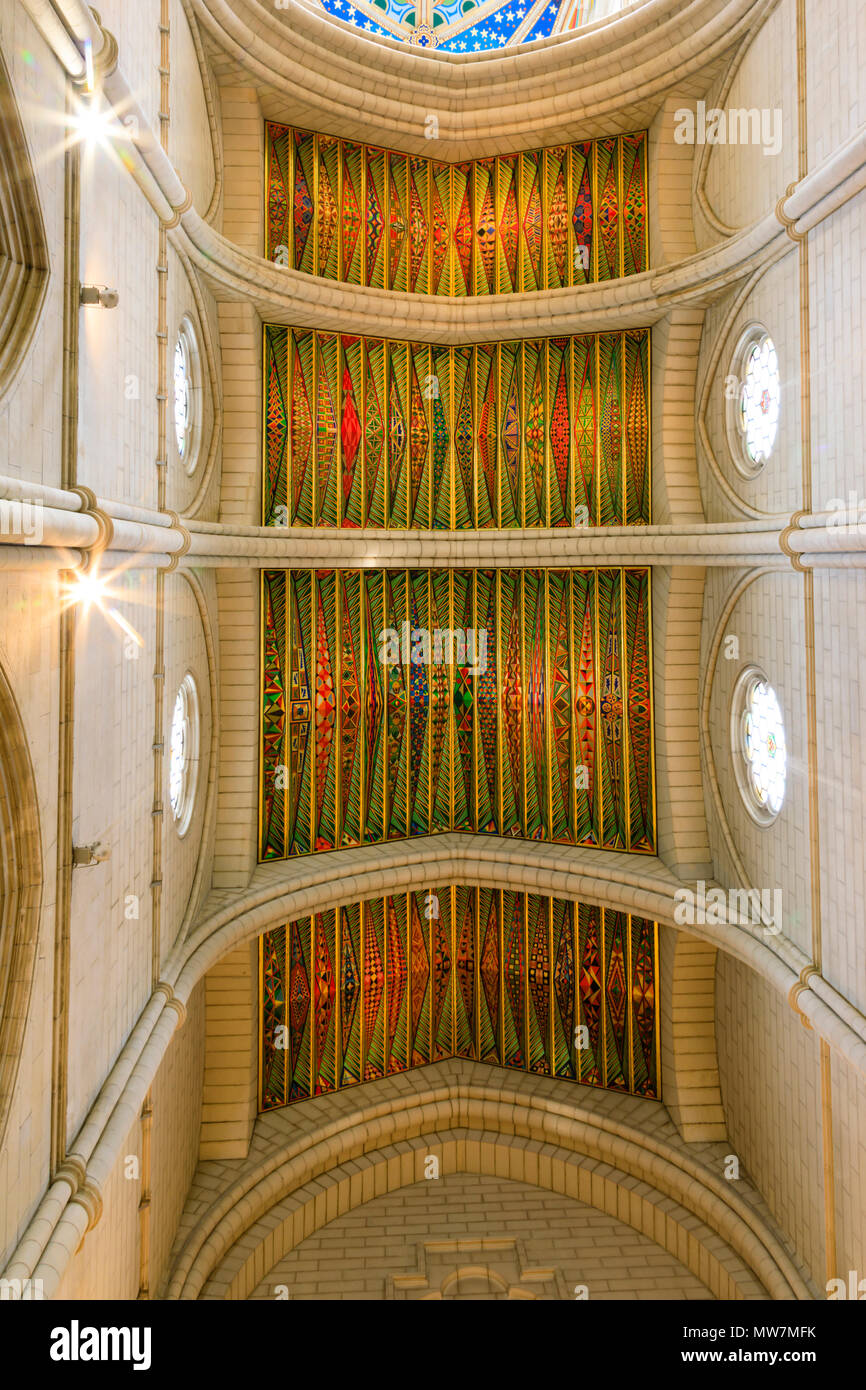 Colorato soffitto dipinto del Almundena alla cattedrale, Madrid, Spagna. Maggio 2018 Foto Stock