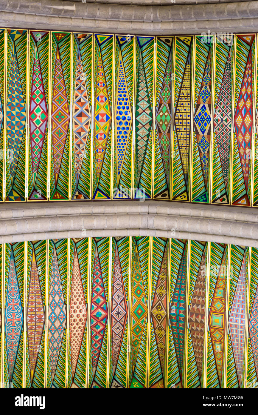 Colorato soffitto dipinto del Almundena alla cattedrale, Madrid, Spagna. Maggio 2018 Foto Stock