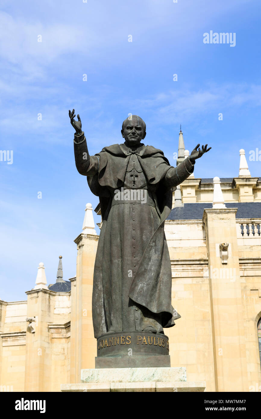 La statua di Papa Giovanni Paolo II, Joannes Paulus, presso la Cattedrale di Almundena, Madrid, Spagna. Maggio 2018 Foto Stock