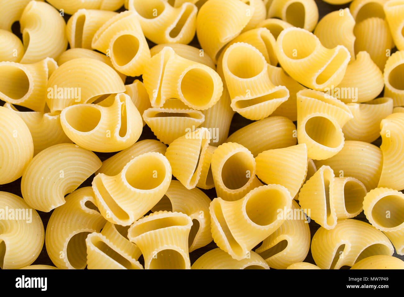 La pasta italiana Le pipe rigate come sfondo. Foto Stock