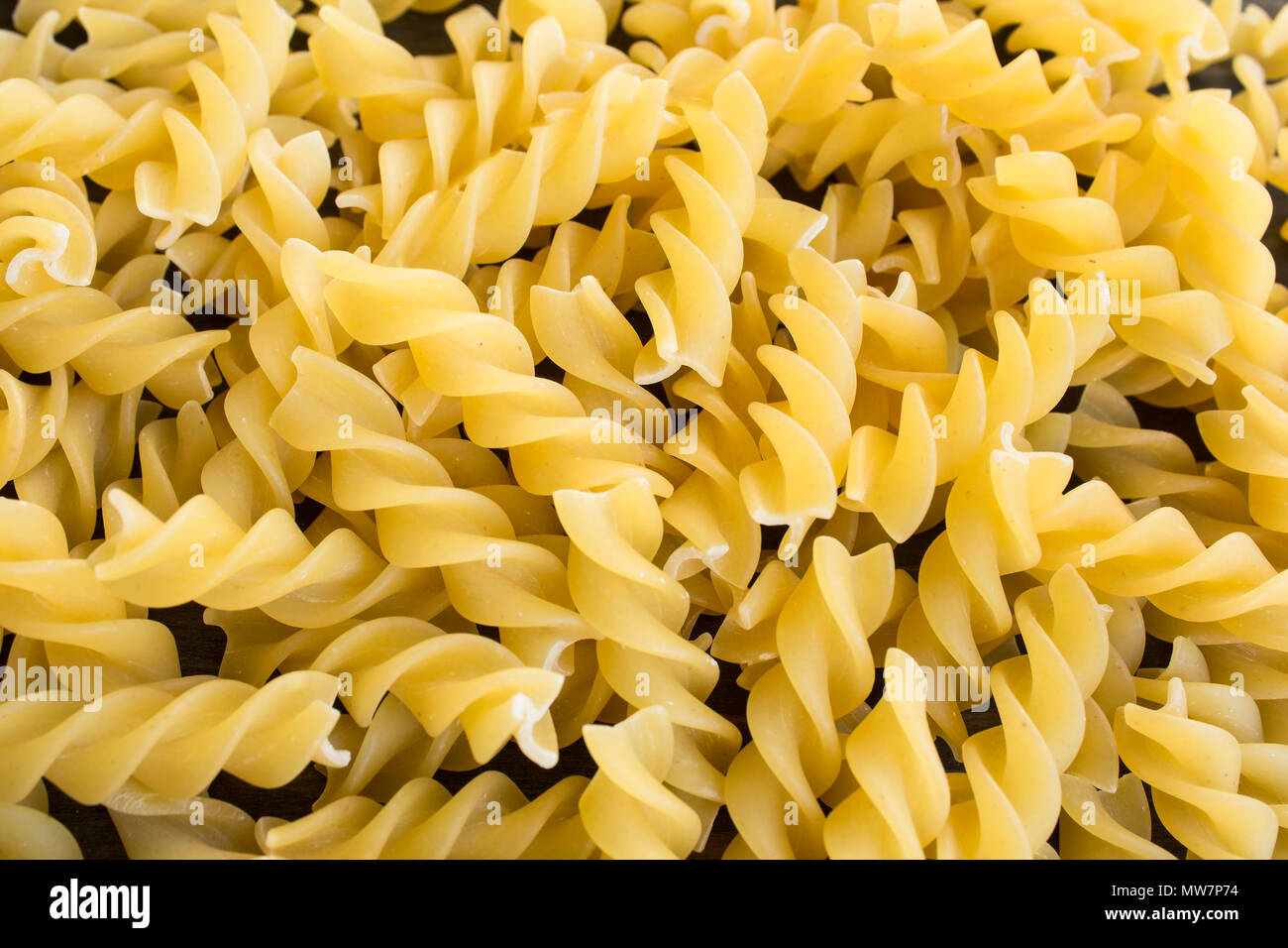 La pasta italiana I fusilli come sfondo. Foto Stock