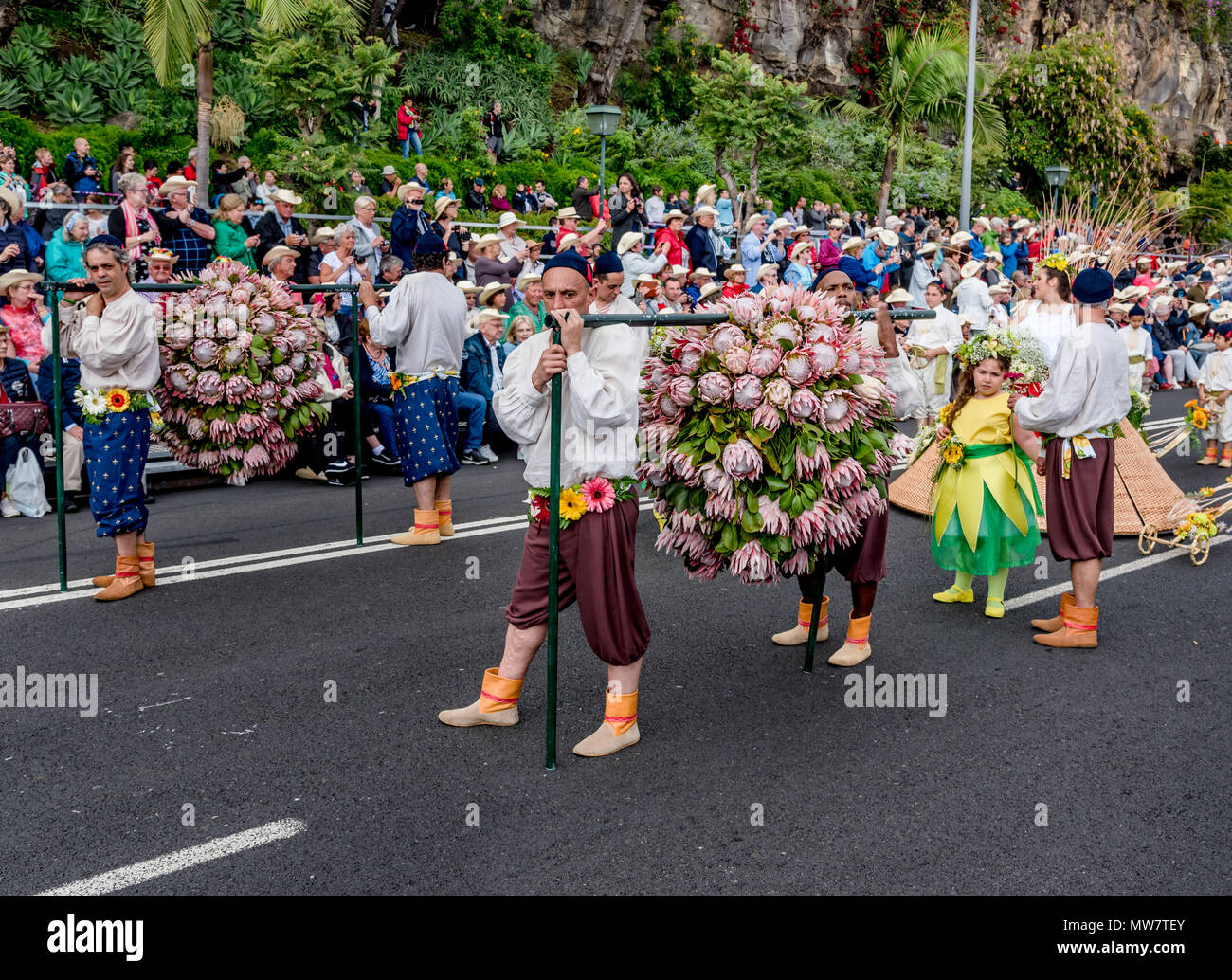 Gli uomini di Madeira in costume tradizionale, il Festival dei Fiori di Madeira parade Foto Stock