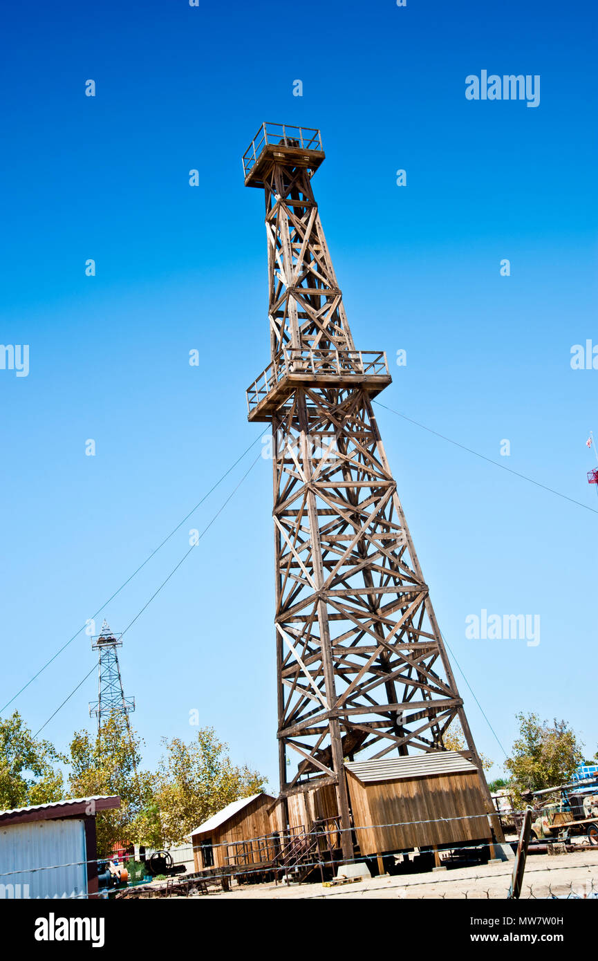 California, Kern County, Taft, West Kern Oil Museum, situato sul sito originale, il Jameson n 17 petrolio pozzo derrick in legno. Foto Stock