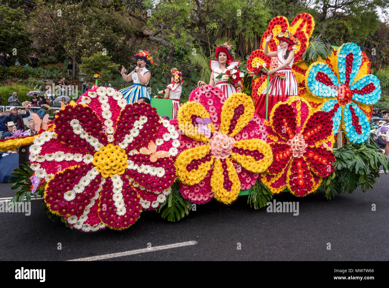 Festival galleggiante durante la principale il Festival dei Fiori di Madeira parade Foto Stock