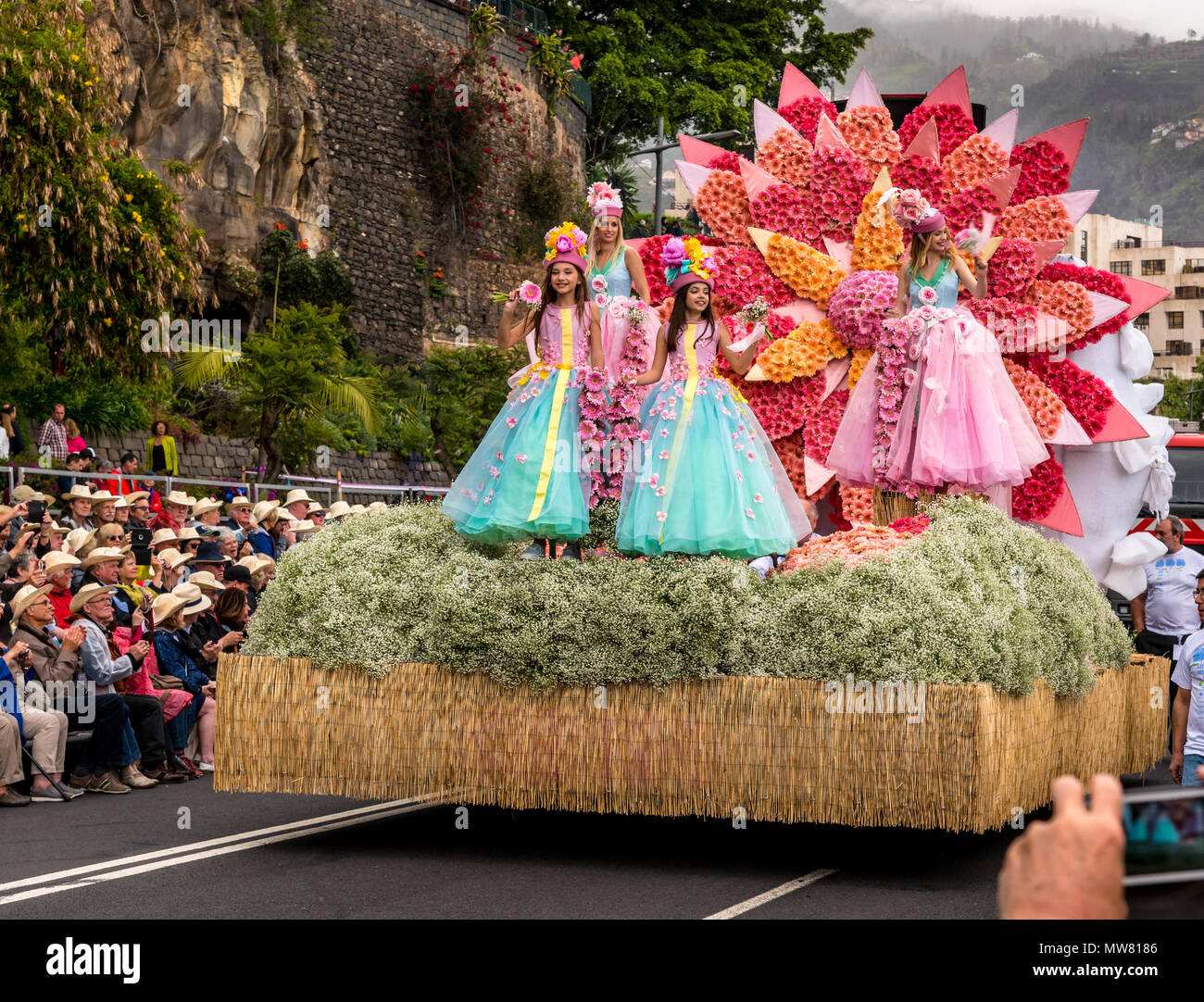 Festival galleggiante durante la principale il Festival dei Fiori di Madeira parade Foto Stock