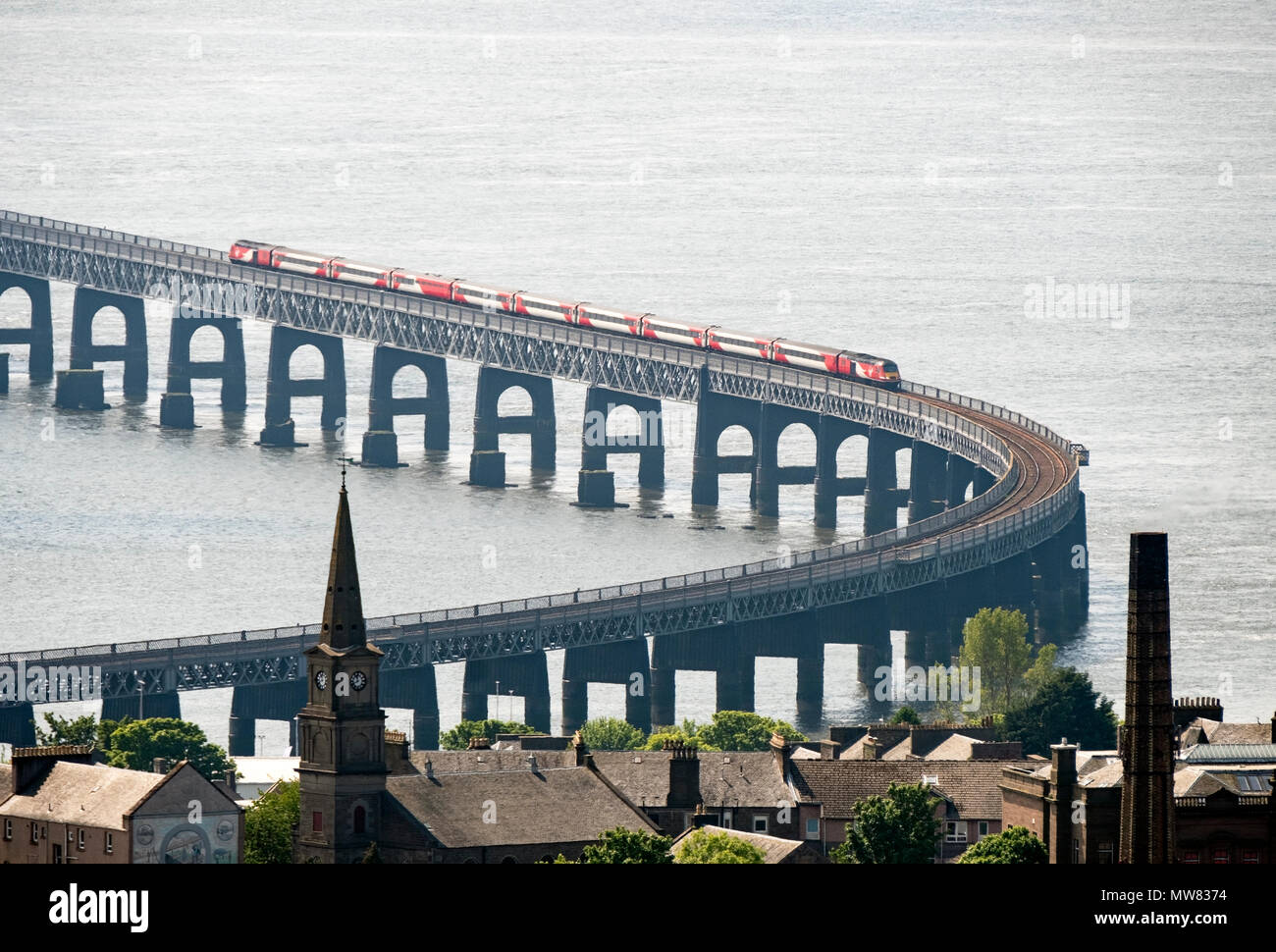 East Coast Main Line treno in Vergine attraversamento ferroviario Tay ponte che attraversa il fiume Tay a Dundee, Tayside, Scotland, Regno Unito Foto Stock