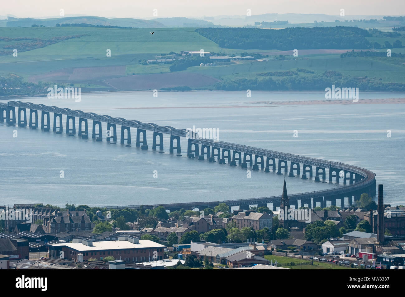 Vista del Tay ponte ferroviario che attraversano il fiume Tay a Dundee, Tayside, Scotland, Regno Unito Foto Stock