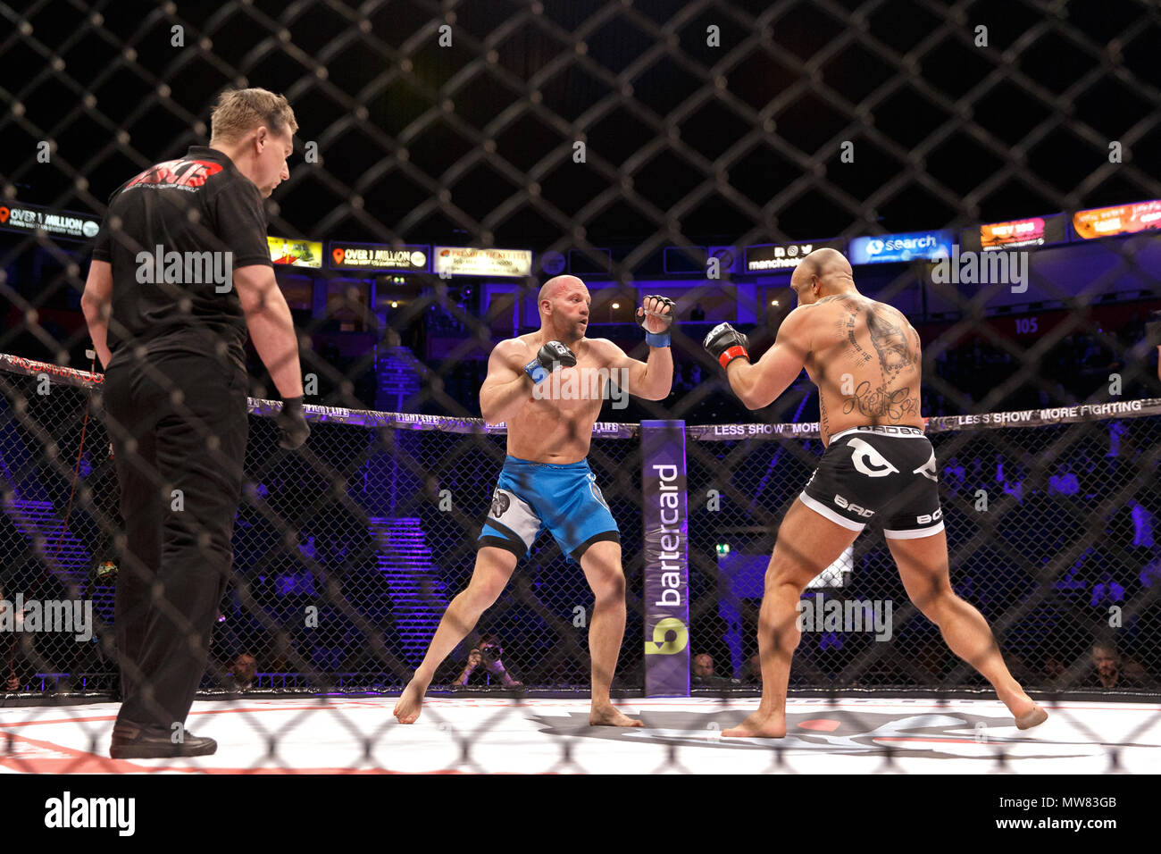 Shaun Hampton (sinistra) rispetto a Gaz Corran (destro) a ACB 54 in Manchester, UK. Corran ha vinto tramite una decisione unanime. L'arbitro guardando su è Viktor Korneev. Campionato assoluto Berkut, arti marziali miste, MMA lotta. Foto Stock