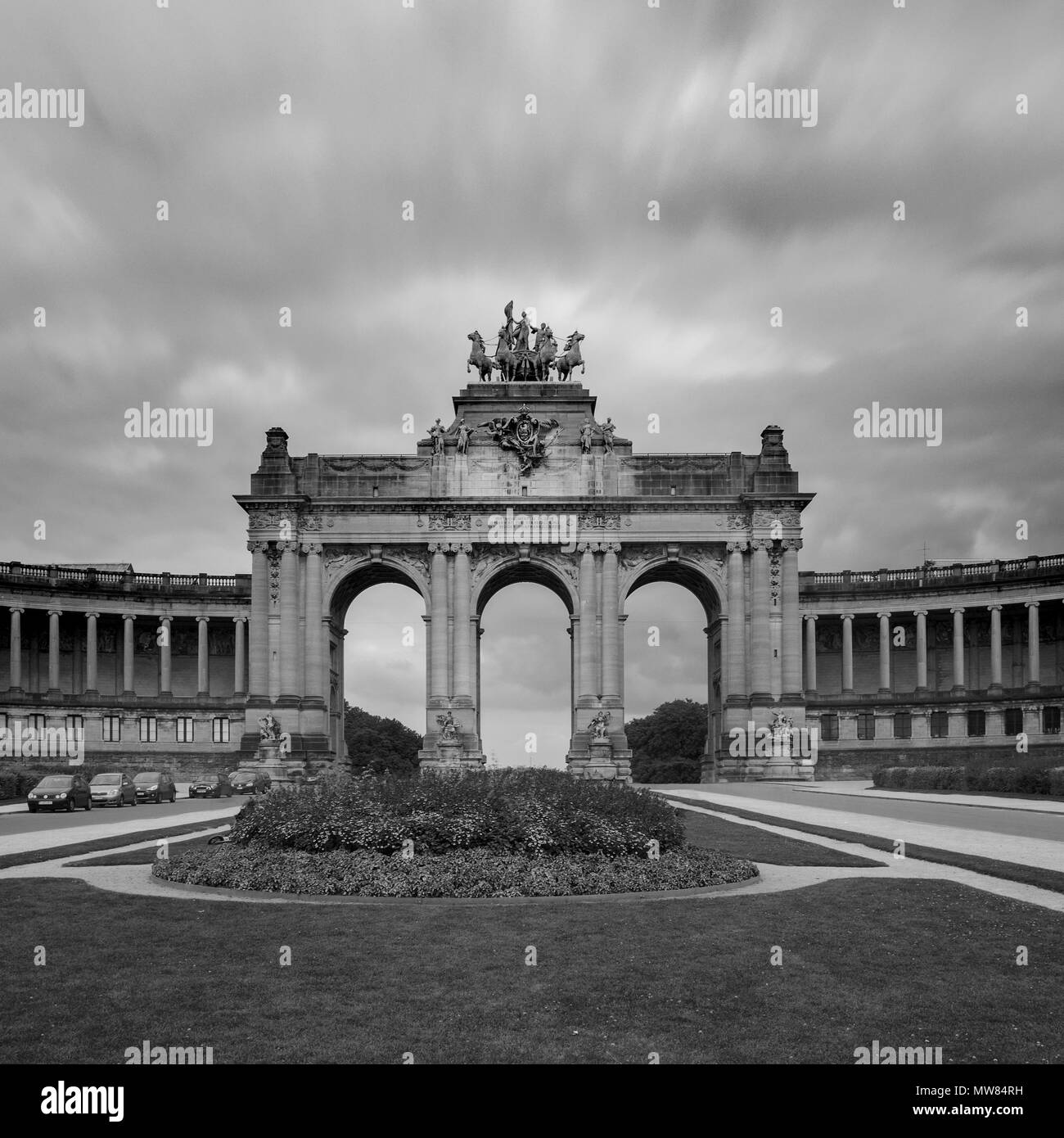 Una lunga esposizione B&W immagine dell'Arco Trionfale in Parc Cinquantenaire di Bruxelles Foto Stock