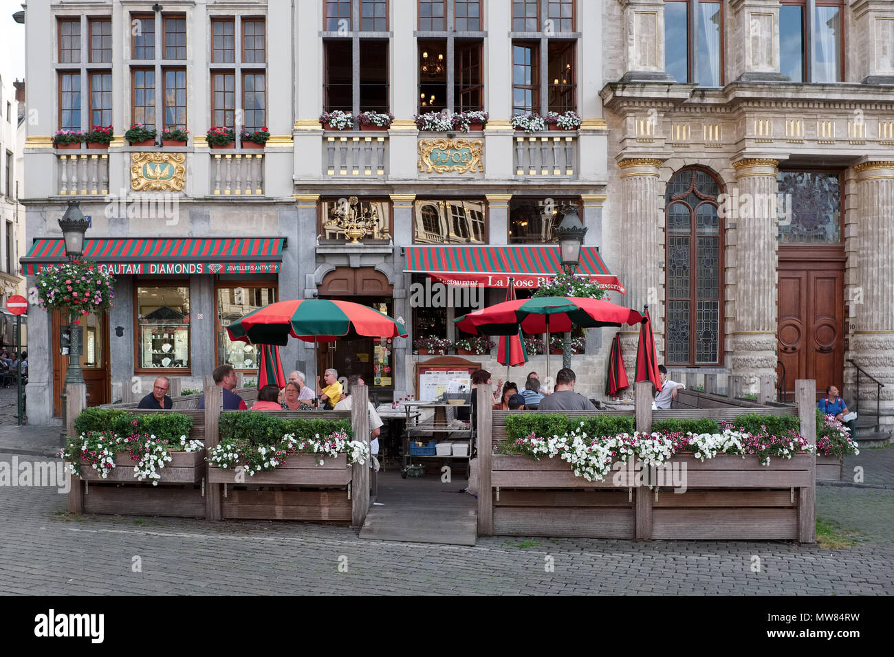 Persone gustando un drink sulla terrazza del ristorante La Rose Blanche presso la Grand Place di Bruxelles in Belgio. Foto Stock