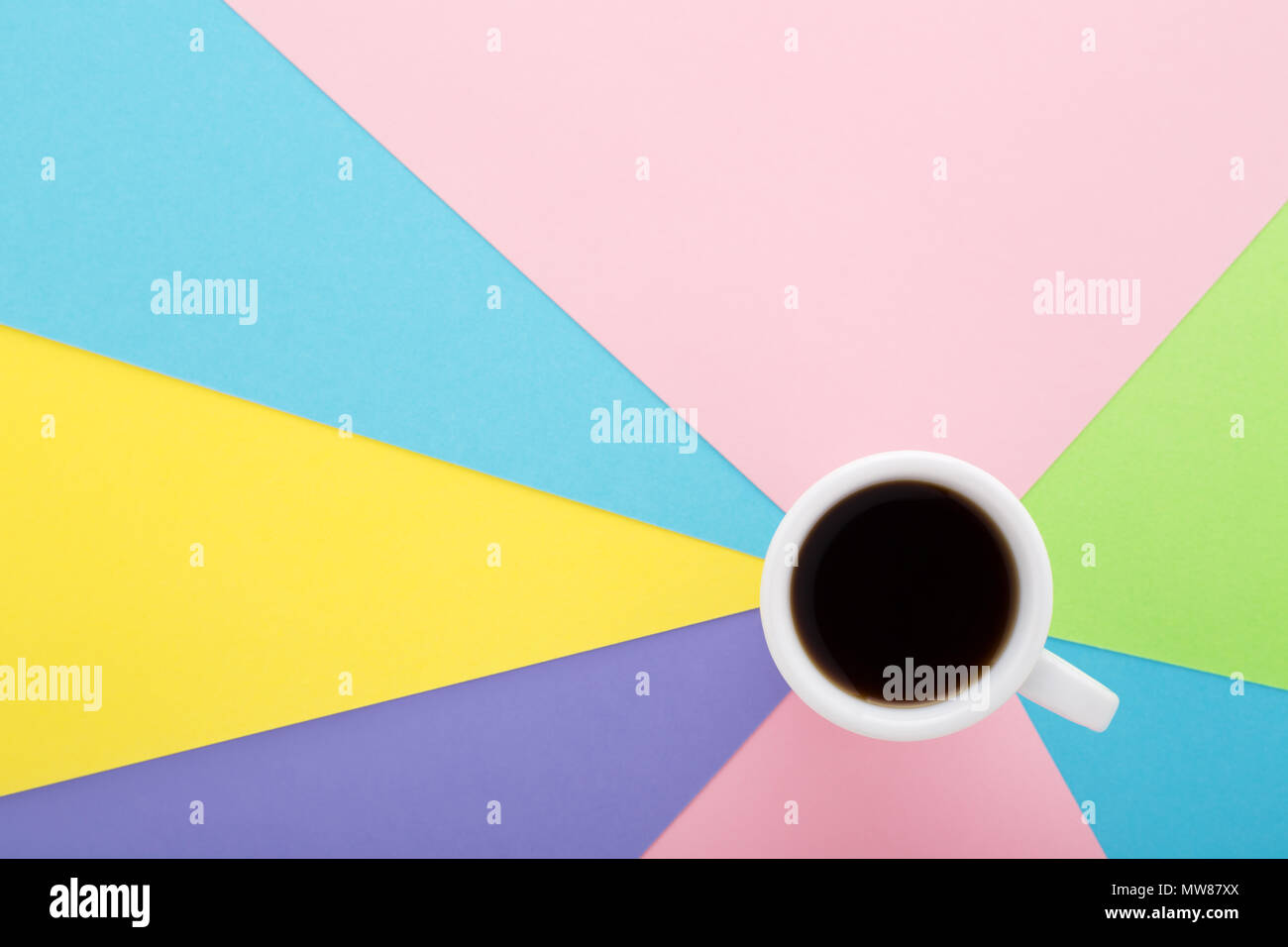 Caffè espresso in tazza bianca su color pastello sfondo minima. Copia spazio, vista dall'alto, il design creativo. Mattina caffè nero concetto dell'umore. Foto Stock