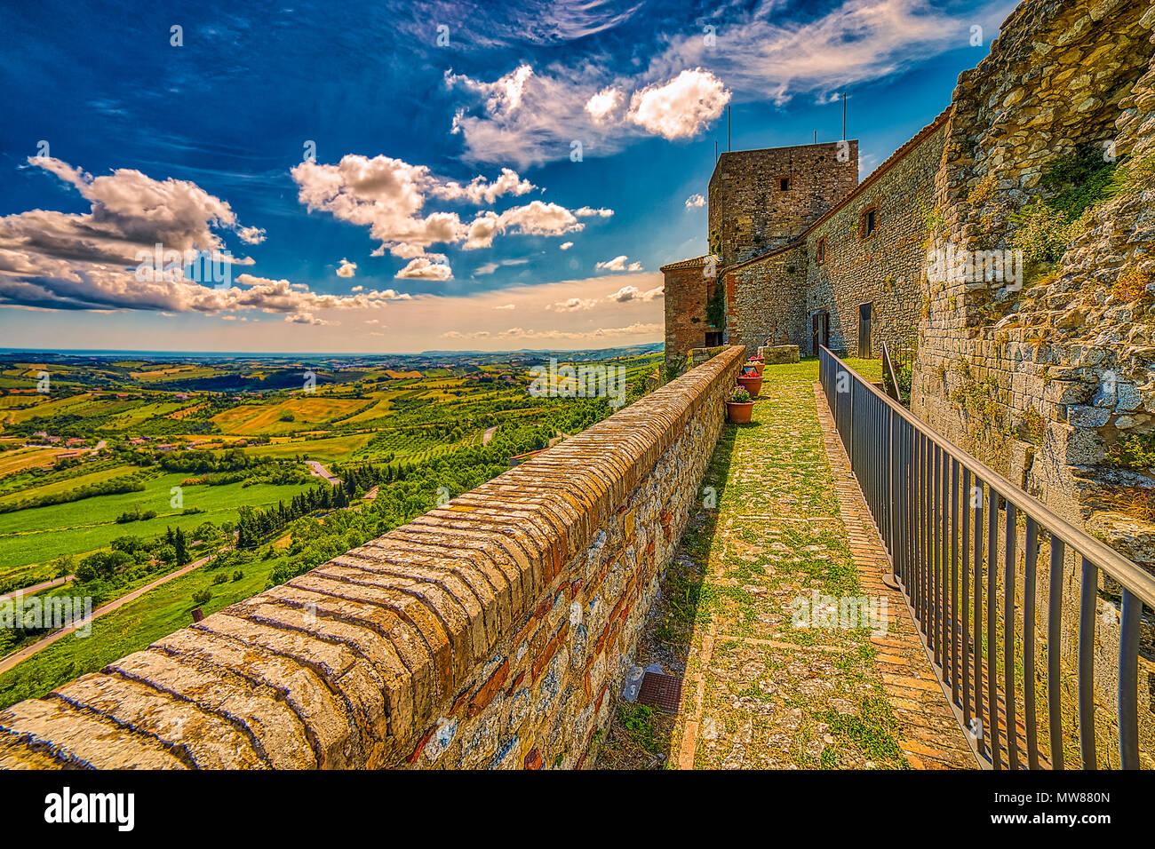 Vista vertiginosa della Romagna campagna al mare da un antico in pietra a piedi del castello Foto Stock