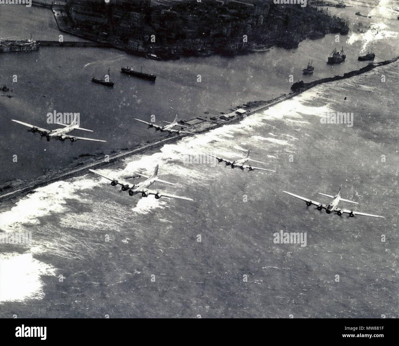 . Français : Escadrille de Boeing B-17 Flying Fortress envoyée en Nordeste (Brésil) en 1963 . 18 agosto 2013, 17:45:54. Marine brésilienne 66 B-17-FAB-700x558 Foto Stock