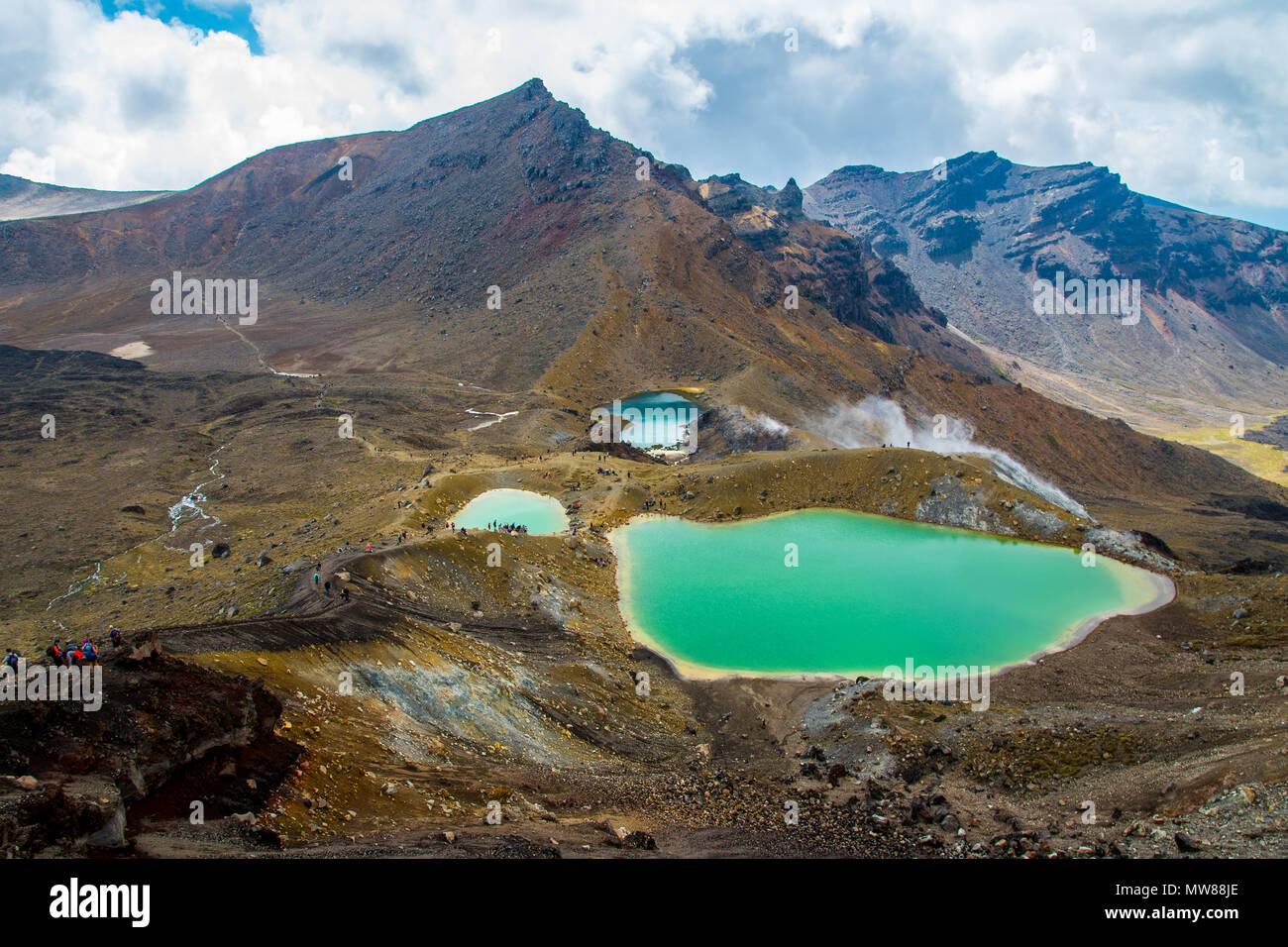 Persone sul sentiero per il verde lago Tongariro National Park Nuova Zelanda 2018 Foto Stock