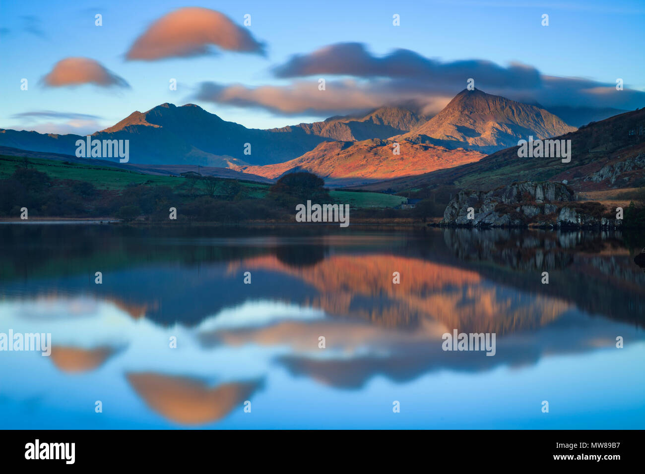 Snowdon riflessa in Llyn Mymbyr a sunrise. Foto Stock