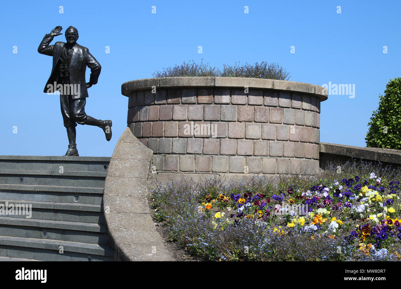 Eric Morecambe statua di Graham Ibbeson su Morecambe Promenade di Blackpool, Lancashire, Inghilterra con Eric si è levato in piedi nel suo portare me Sunshine pongono. Foto Stock